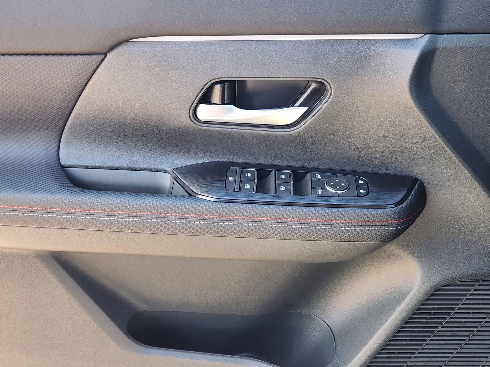 New 2026 Nissan Kicks SR image 19