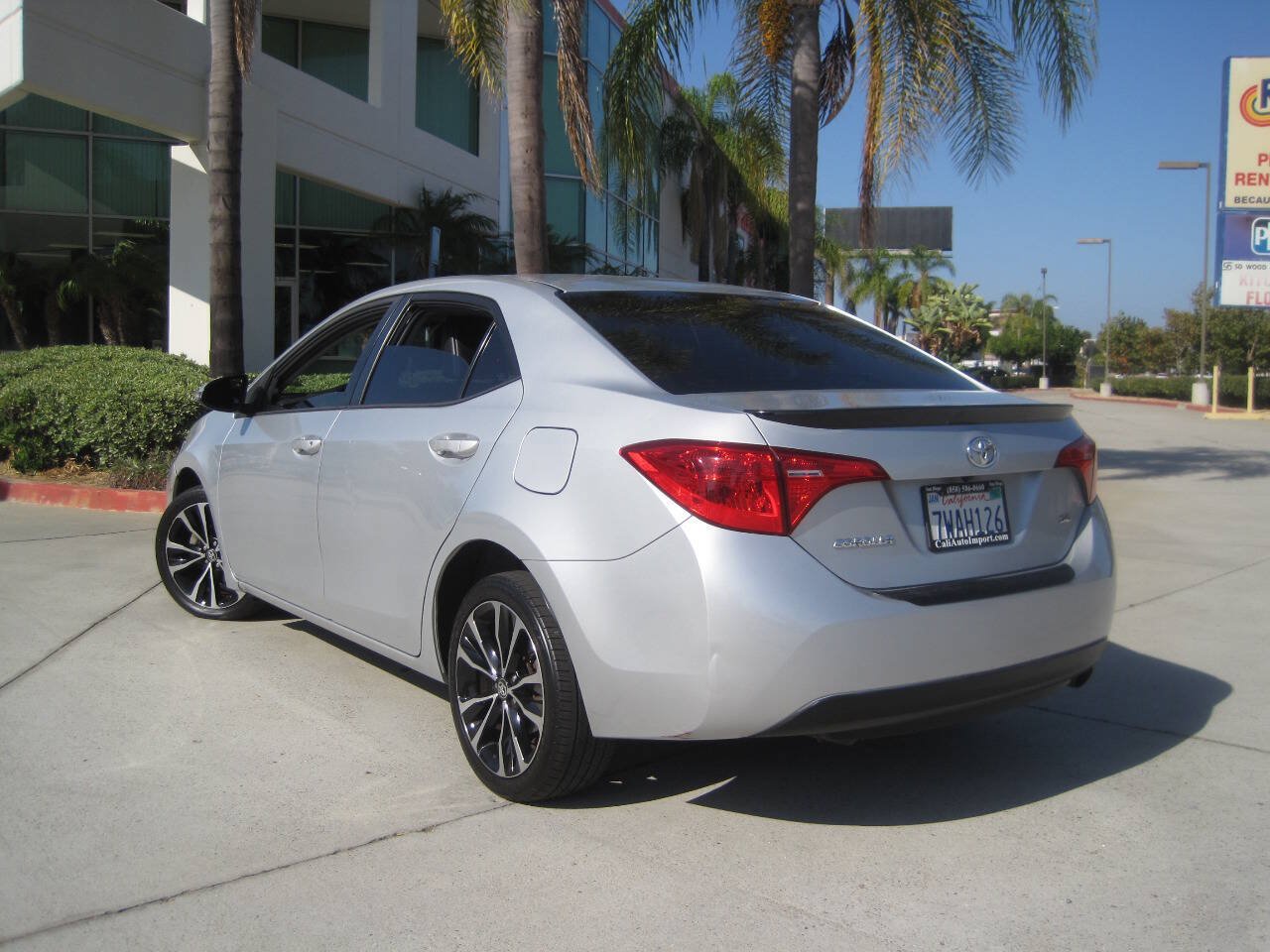 Used 2017 Toyota Corolla SE FWD image 4