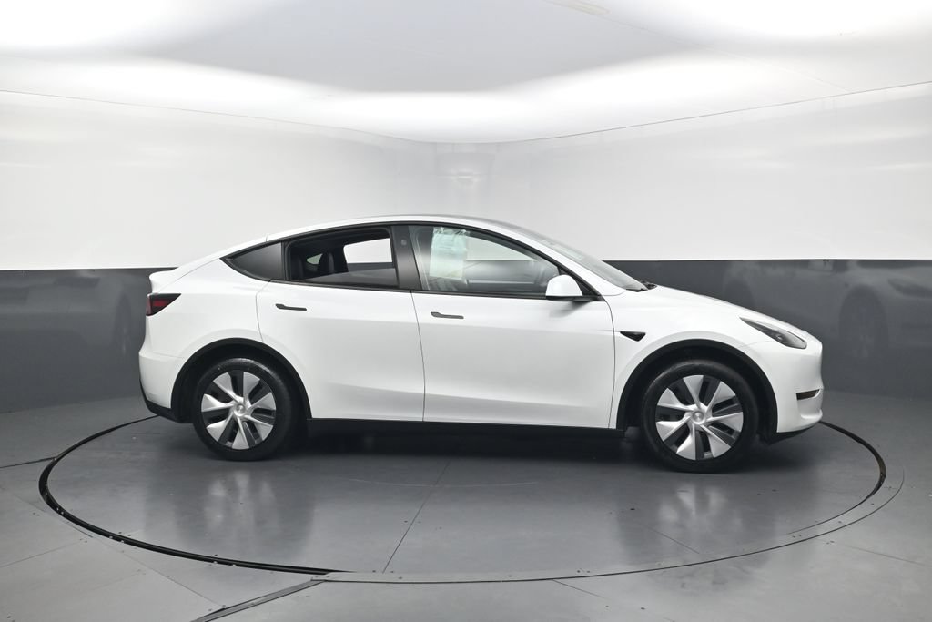 Used 2024 Tesla Model Y 2WD image 37