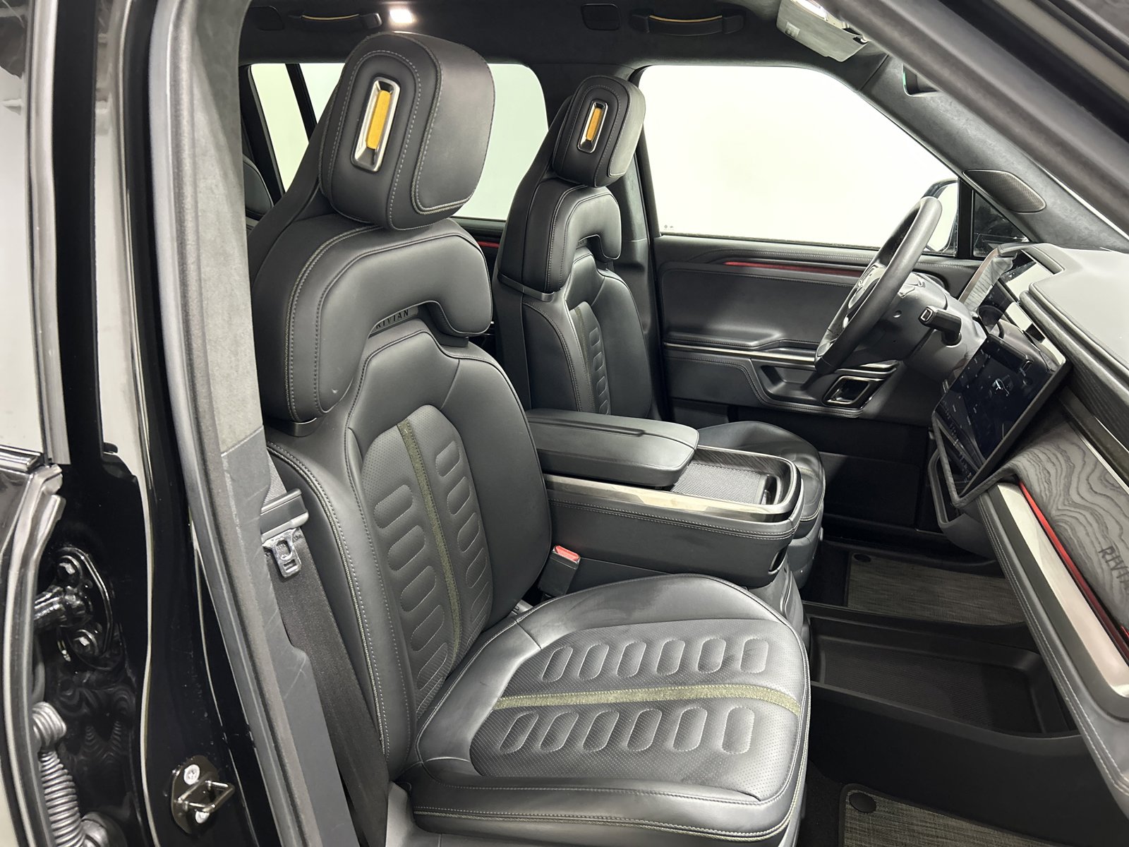 Used 2022 Rivian R1S Launch Edition image 24