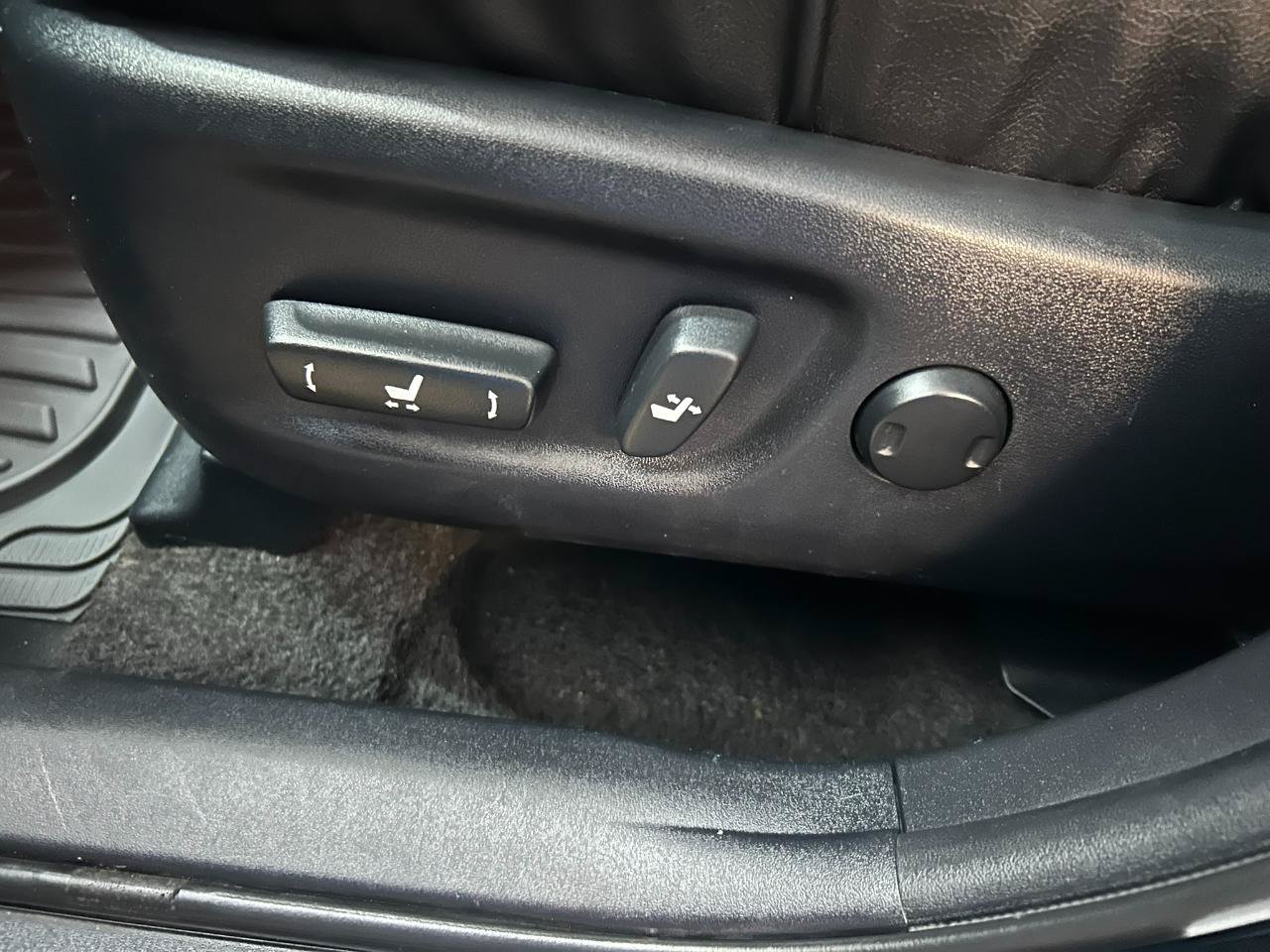 Used 2017 Toyota Prius V Four w/ Carpet Mat Package FWD image 15
