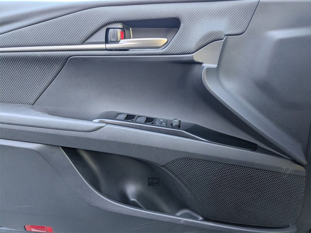 Used 2025 Toyota Camry SE image 13