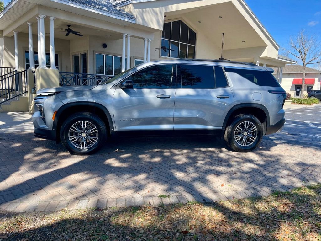 Used 2024 Chevrolet Traverse LT image 2