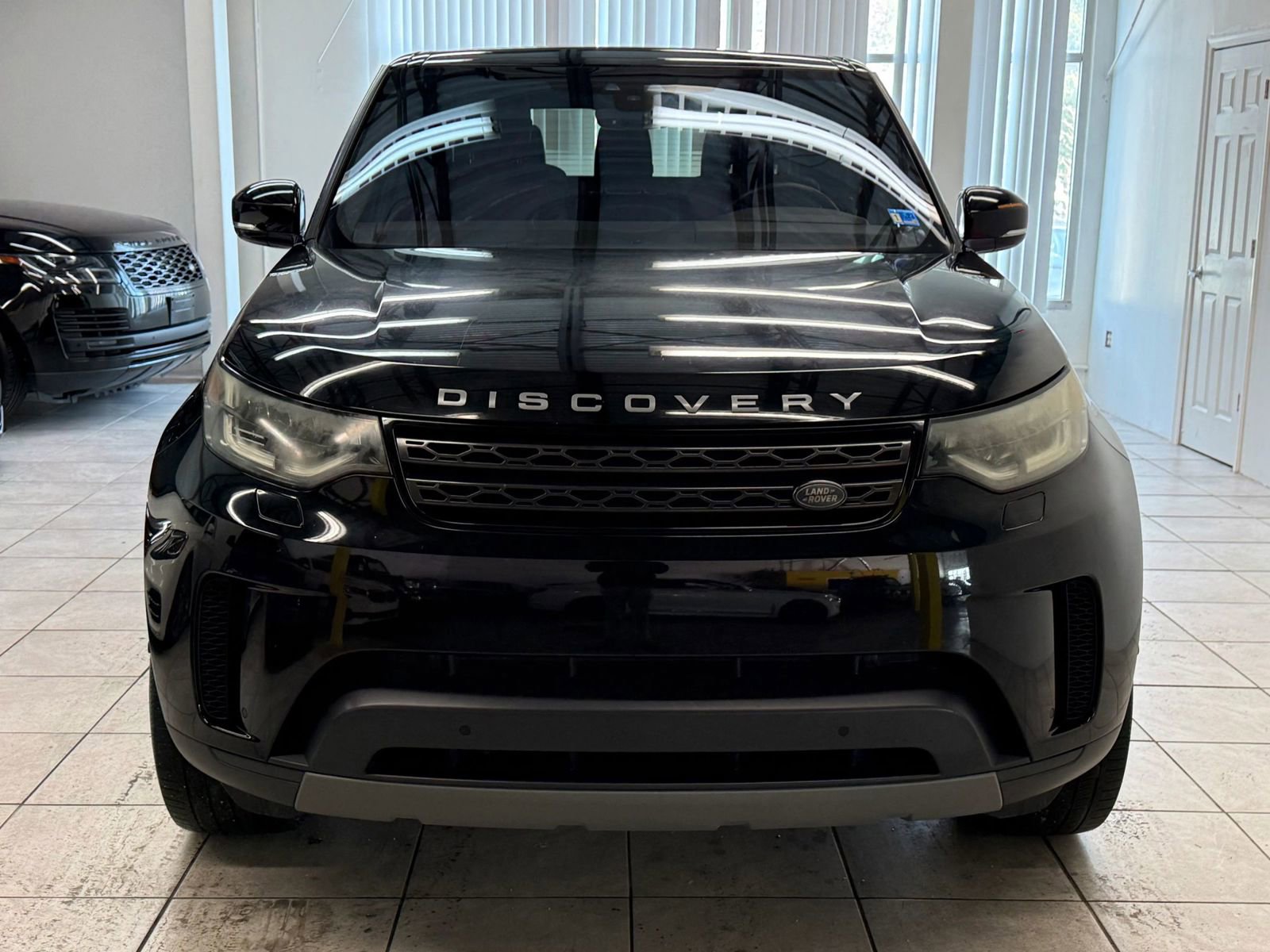 Used 2020 Land Rover Discovery SE image 2