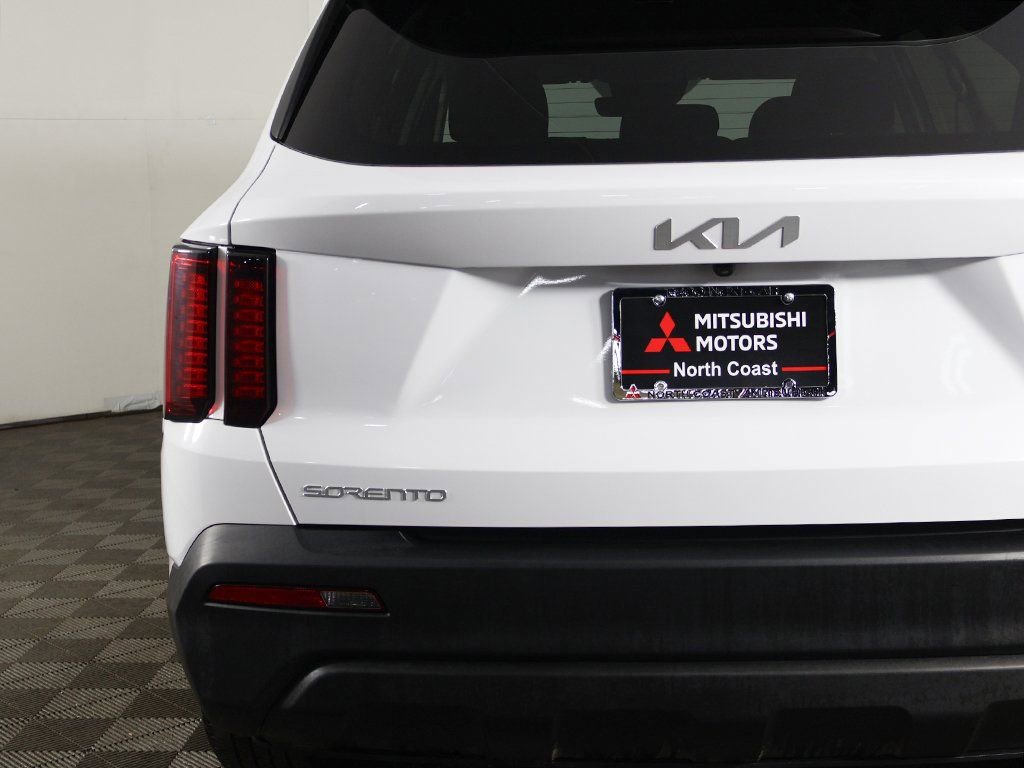 Used 2023 Kia Sorento LX image 14