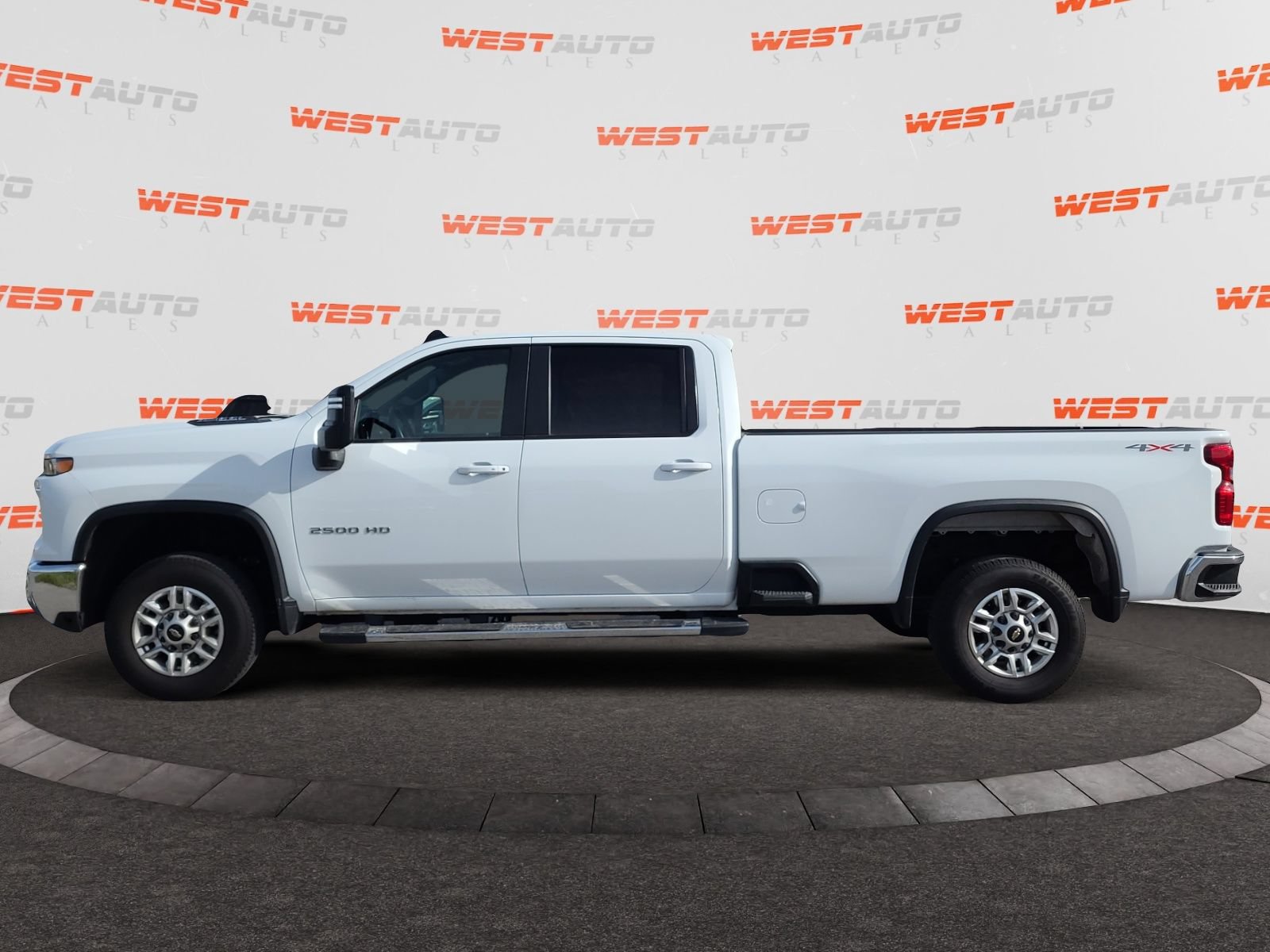 Used 2025 Chevrolet Silverado 2500 LT w/ Convenience Package AWD/4WD image 2