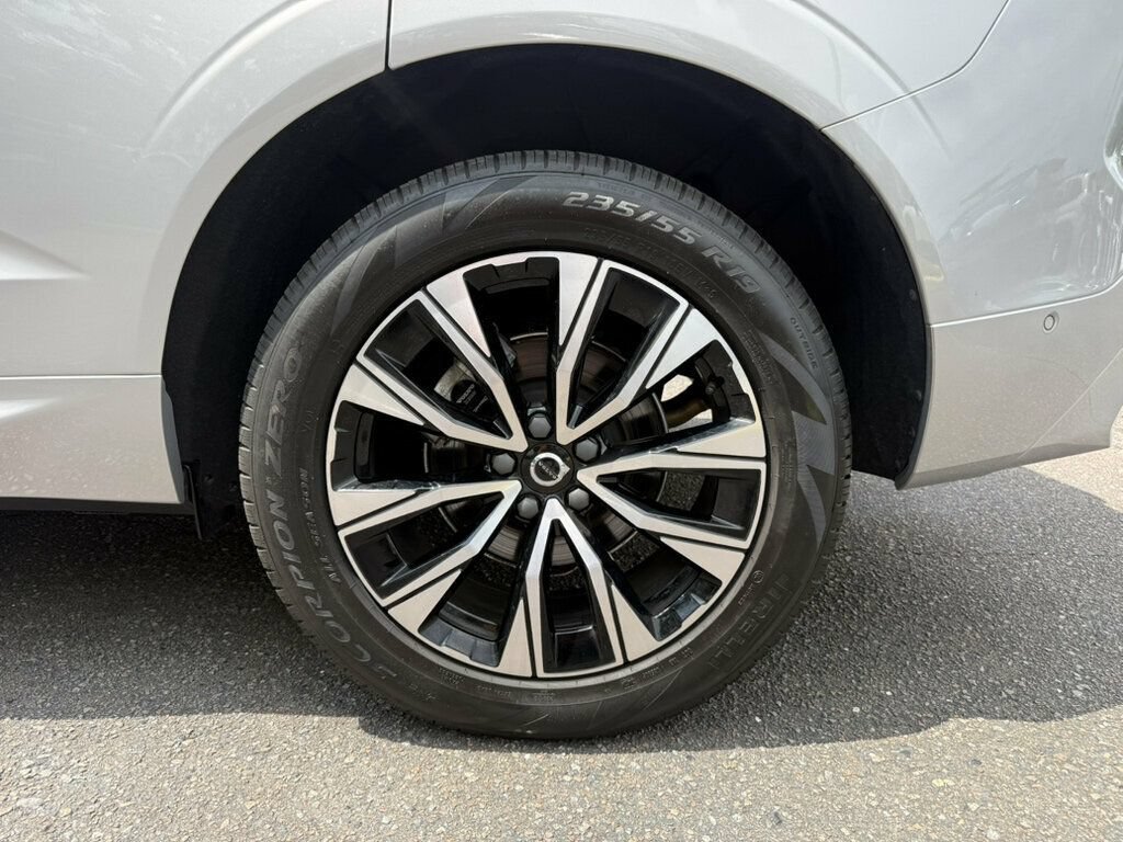 Used 2025 Volvo XC60 B5 Plus AWD/4WD image 11