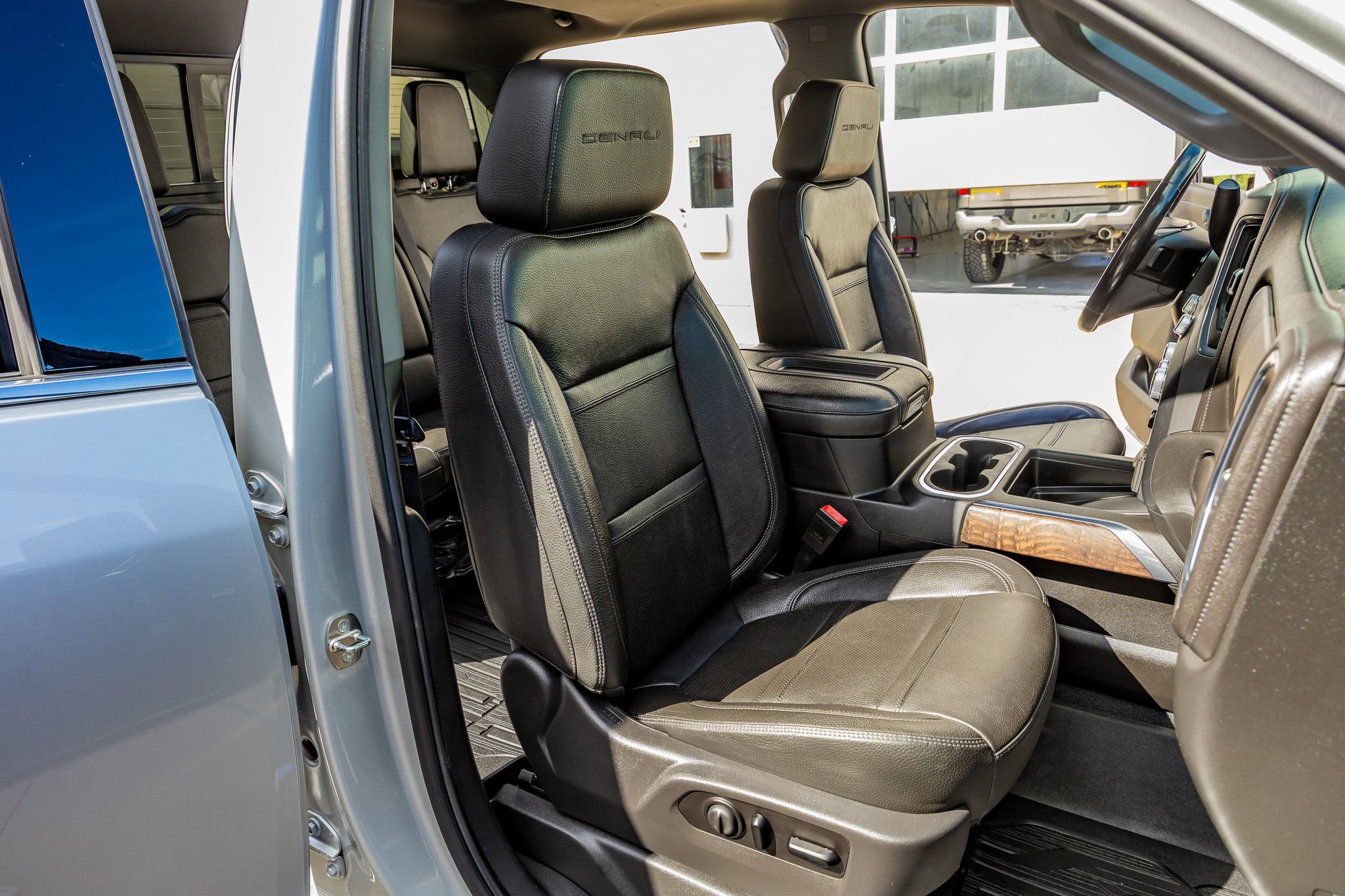 Used 2020 GMC Sierra 3500 Denali w/ Denali Ultimate Package image 31