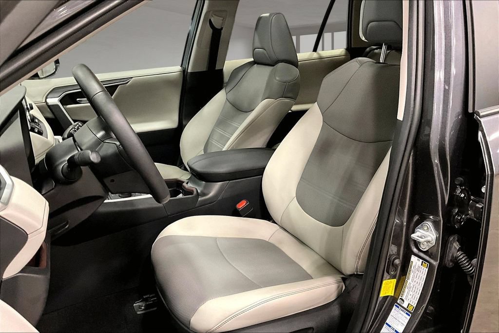 Used 2021 Toyota RAV4 Limited AWD/4WD image 21