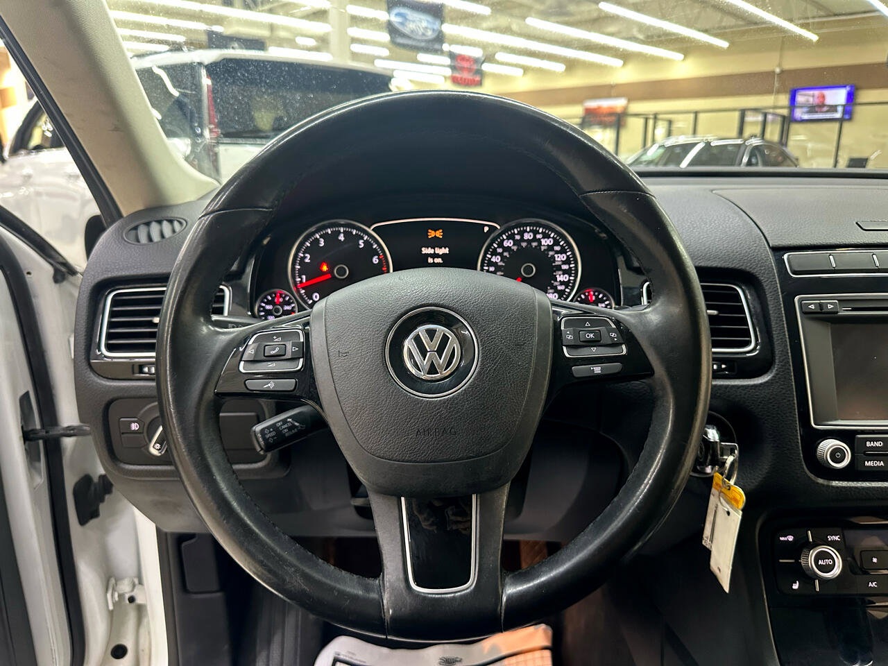 Used 2015 Volkswagen Touareg Sport image 21