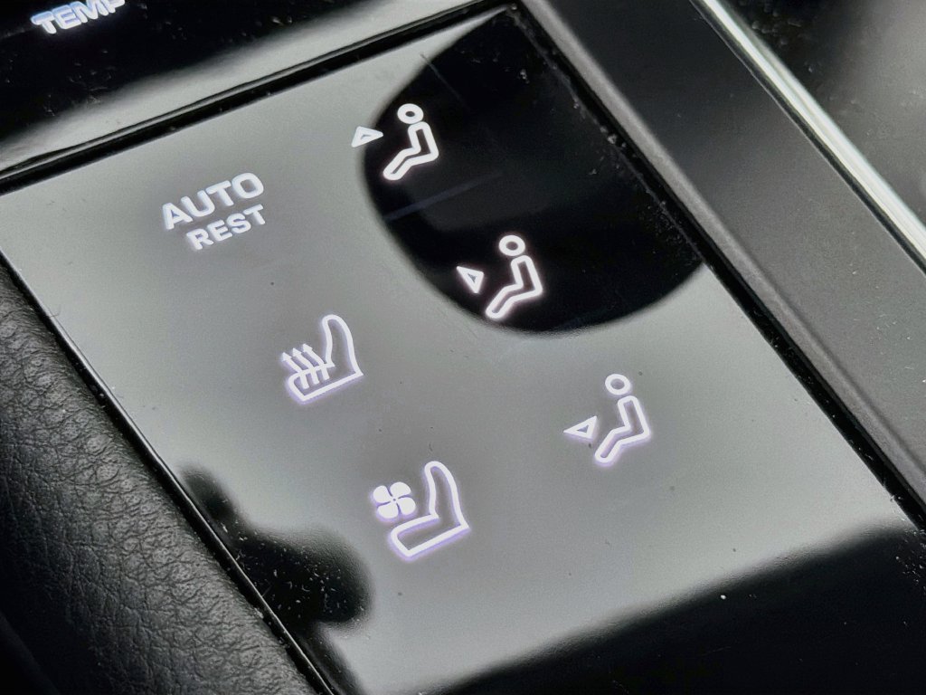Certified 2023 Porsche Macan S AWD/4WD image 23