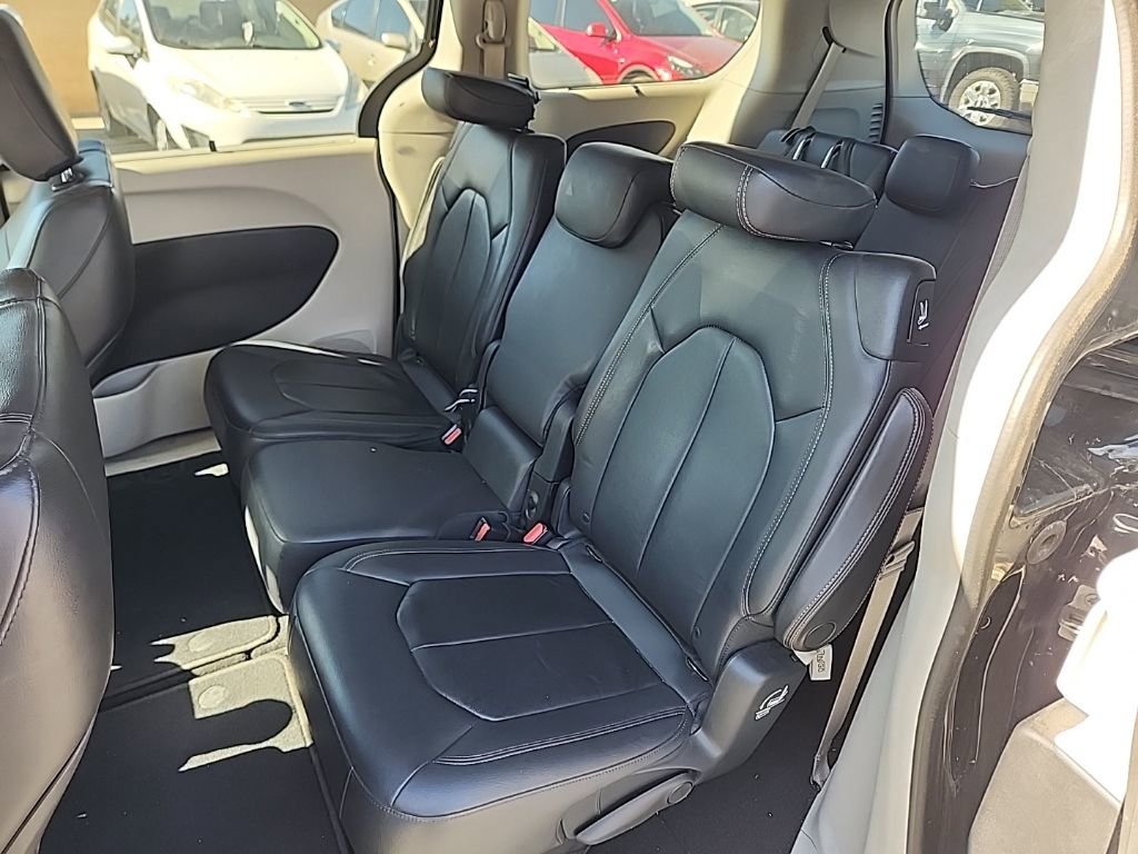 Used 2017 Chrysler Pacifica Touring-L image 11