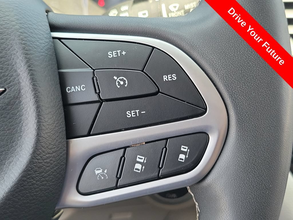 Used 2023 Chrysler Pacifica Touring-L FWD image 6