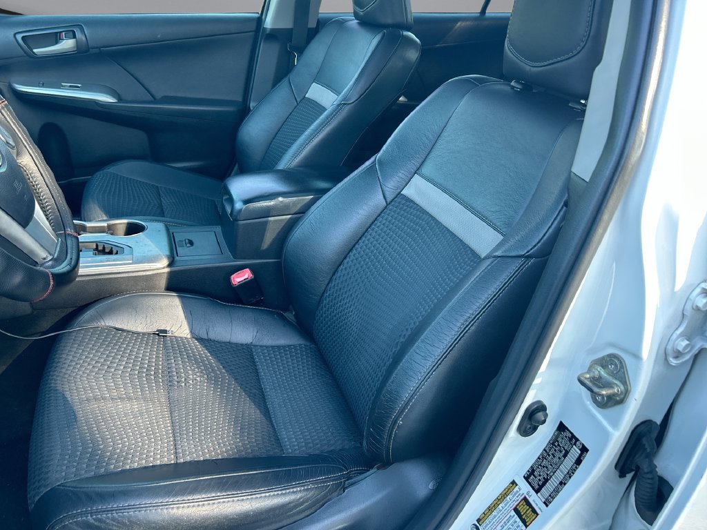 Used 2014 Toyota Camry SE w/ Moonroof Package FWD image 11