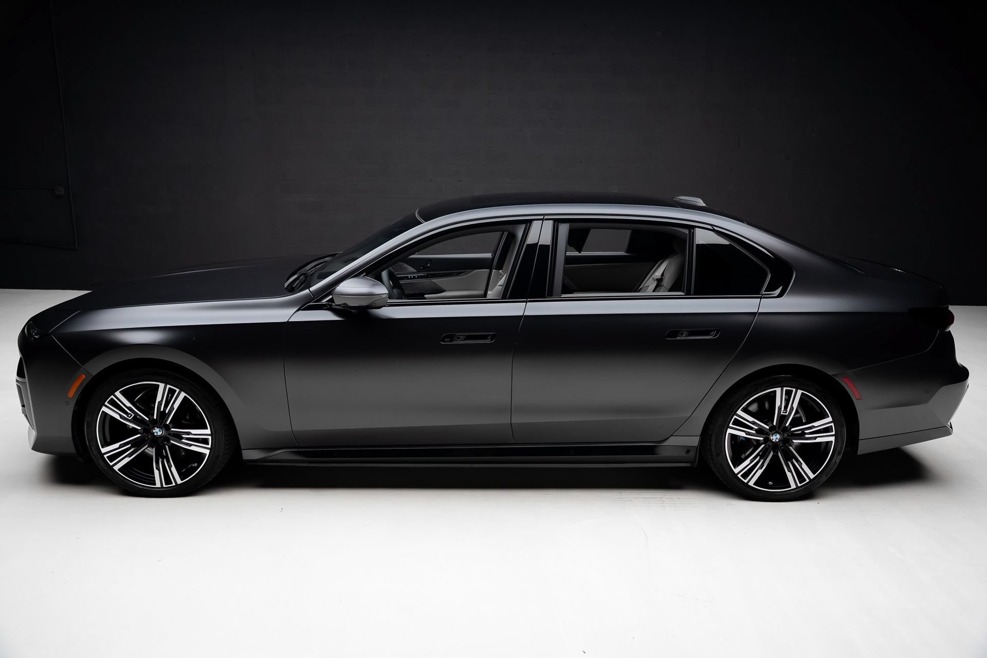 Used 2023 BMW i7 xDrive60 AWD/4WD image 16
