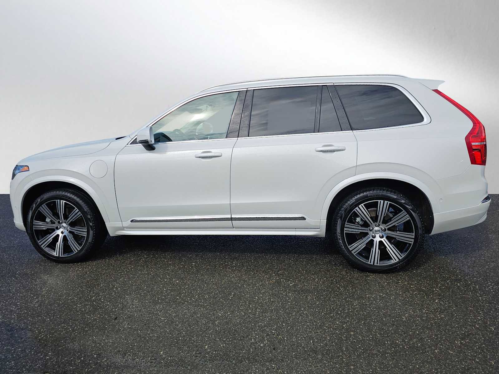 Used 2025 Volvo XC90 T8 Plus w/ Protection Package Premier image 9