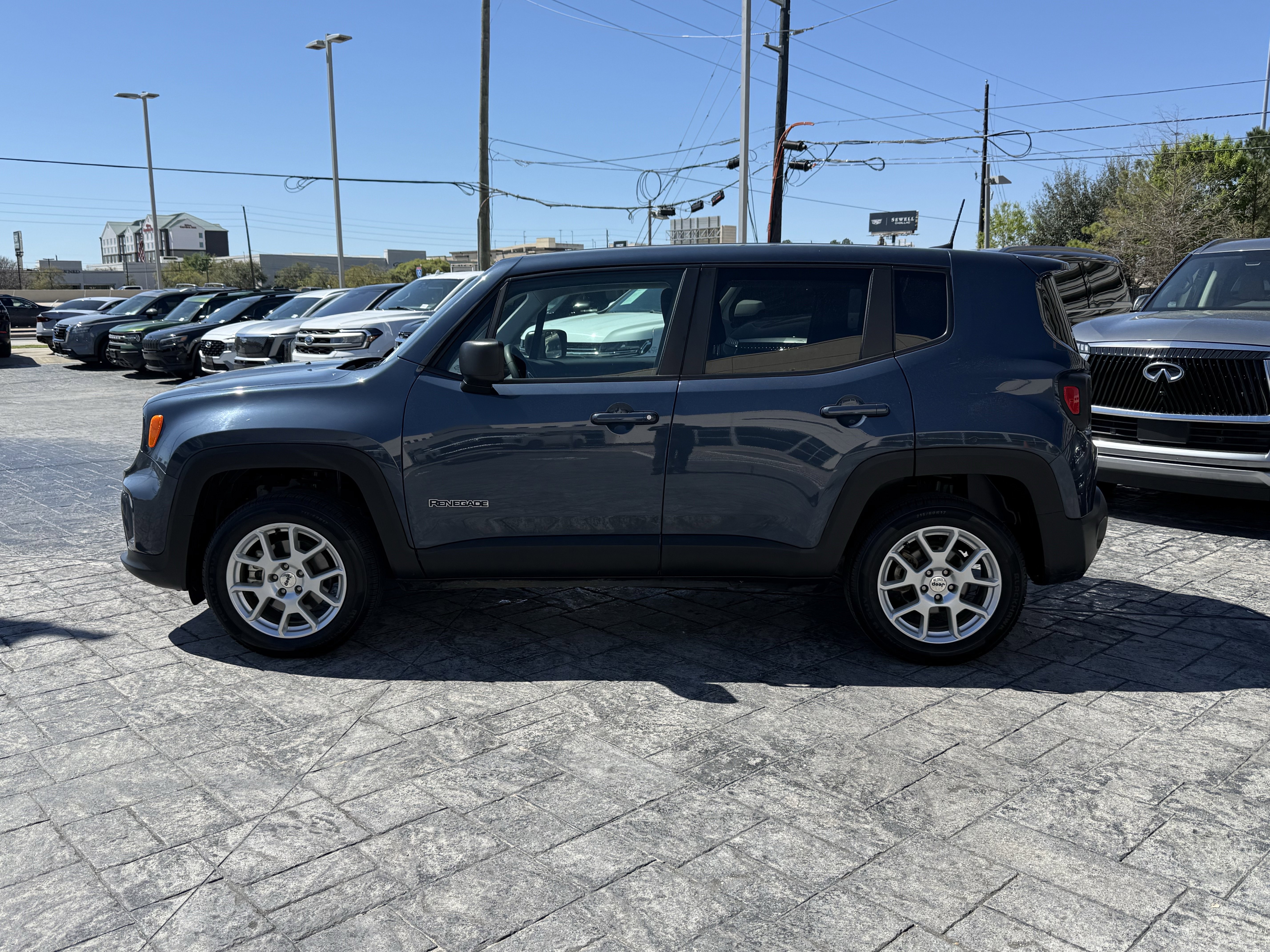 Used 2023 Jeep Renegade Latitude AWD/4WD image 4