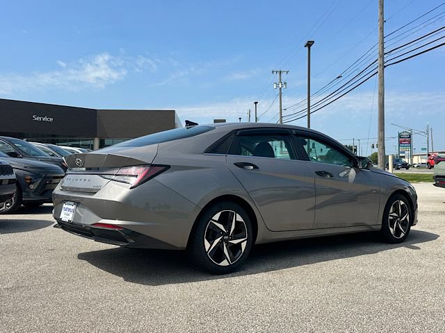 Used 2022 Hyundai Elantra Limited w/ Cargo Package FWD image 7