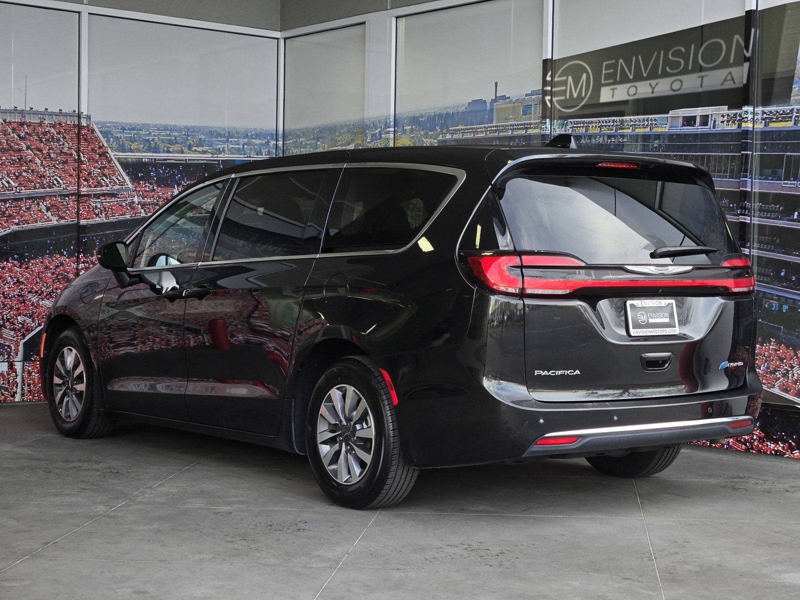 Used 2023 Chrysler Pacifica Touring-L image 6