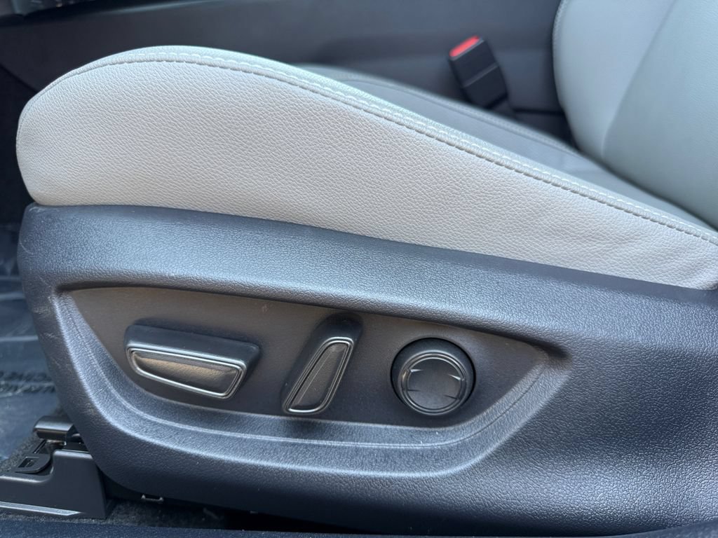 Used 2025 Toyota Camry SE w/ Convenience Package FWD image 10