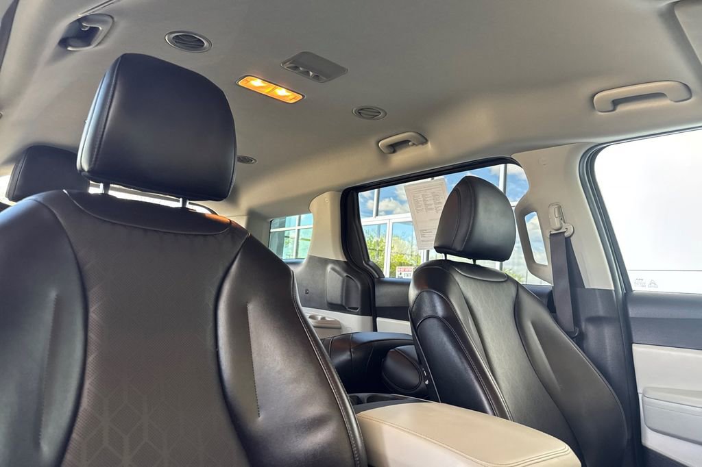 Used 2024 Kia Carnival LX FWD image 19