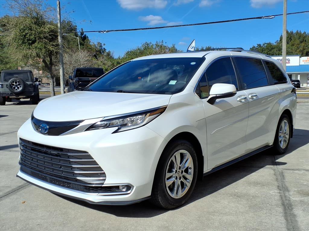 Used 2022 Toyota Sienna Limited image 3