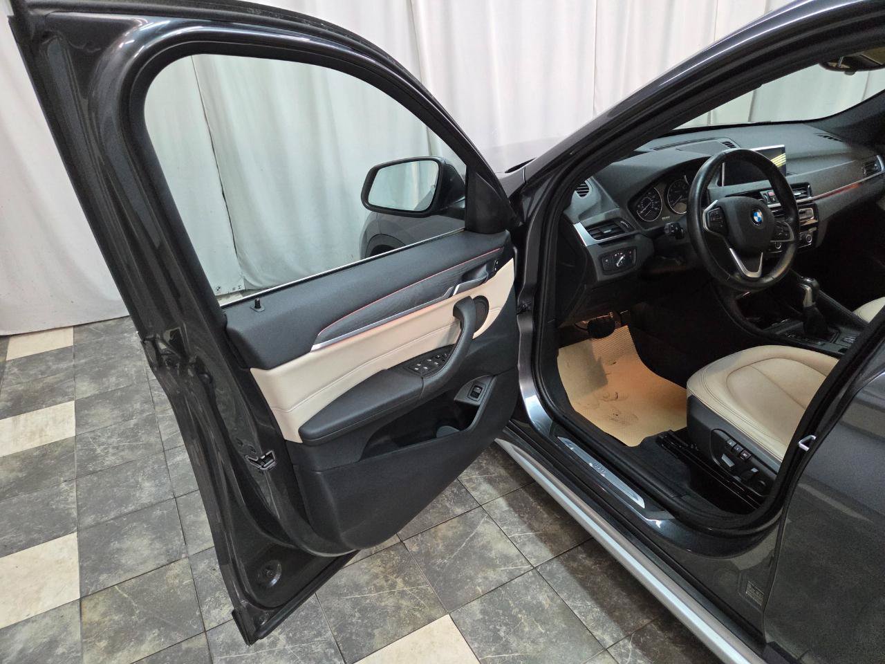 Used 2018 BMW X1 xDrive28i AWD/4WD image 9