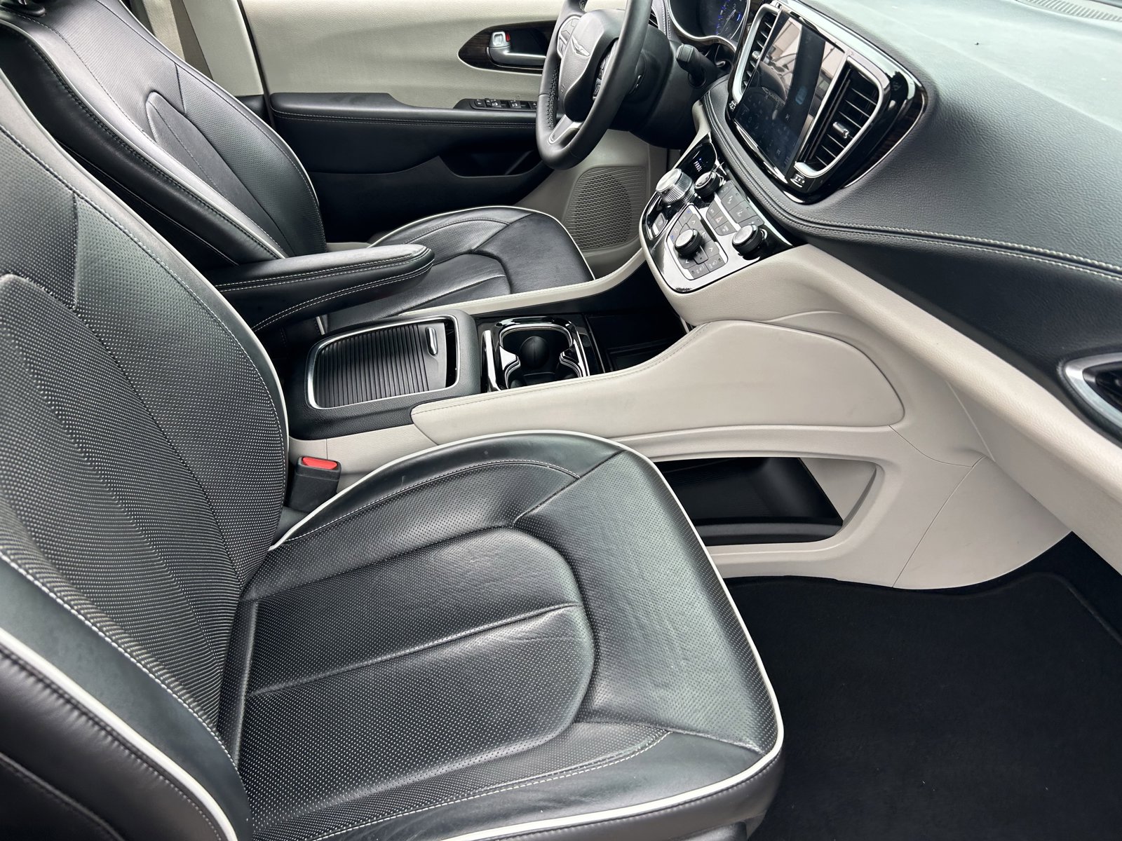 Used 2024 Chrysler Pacifica Limited FWD image 12
