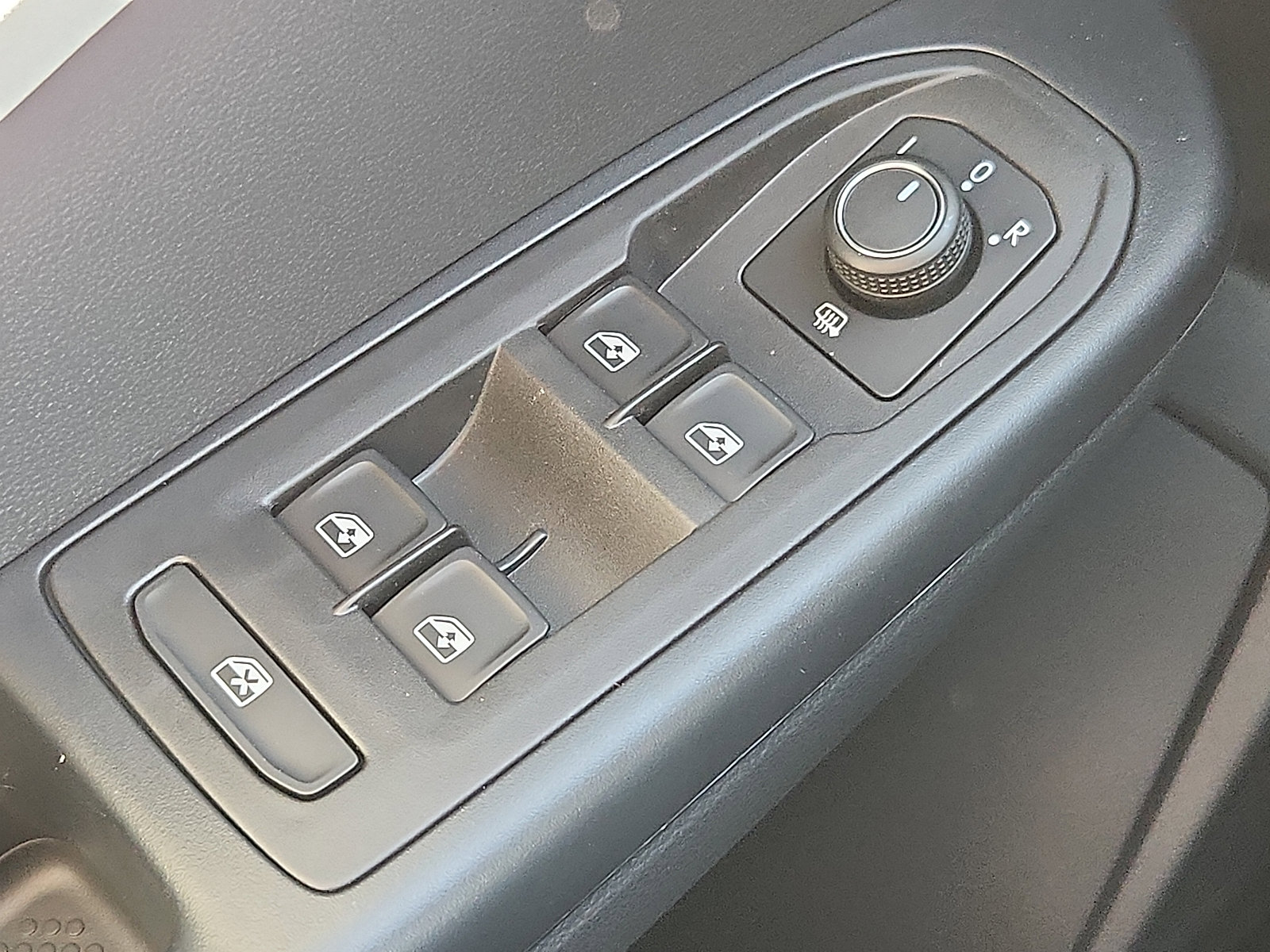 New 2026 Volkswagen Taos SE image 18