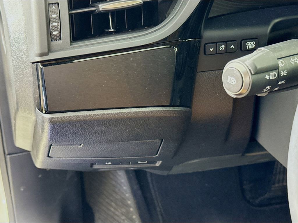 Certified 2025 Lexus ES 300h w/ Premium Package image 10