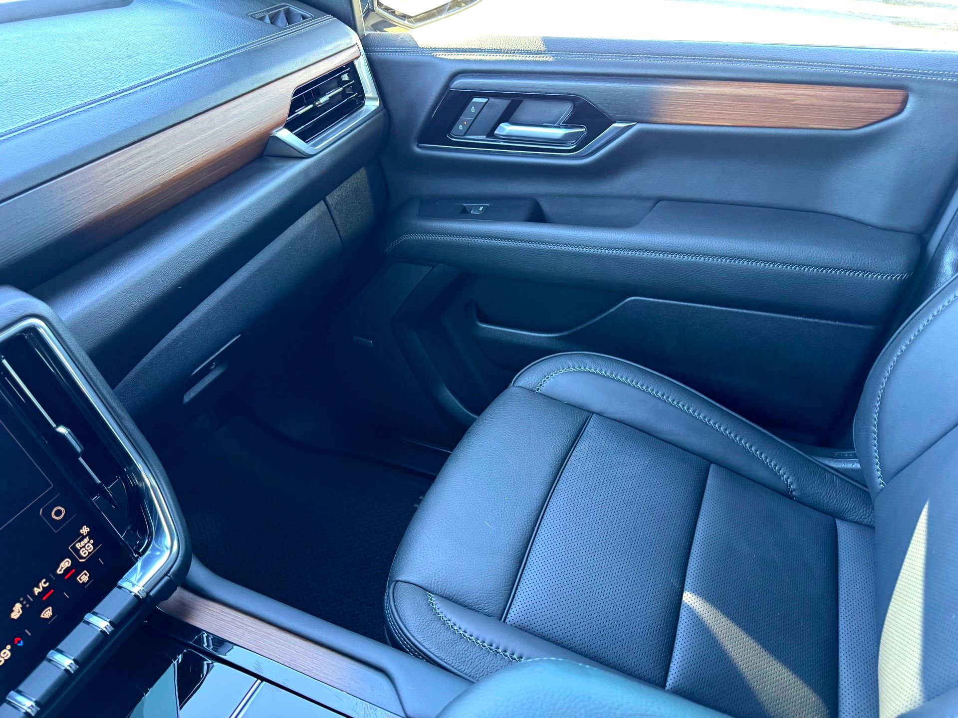 Used 2025 GMC Yukon XL Denali w/ Denali Reserve Package image 36