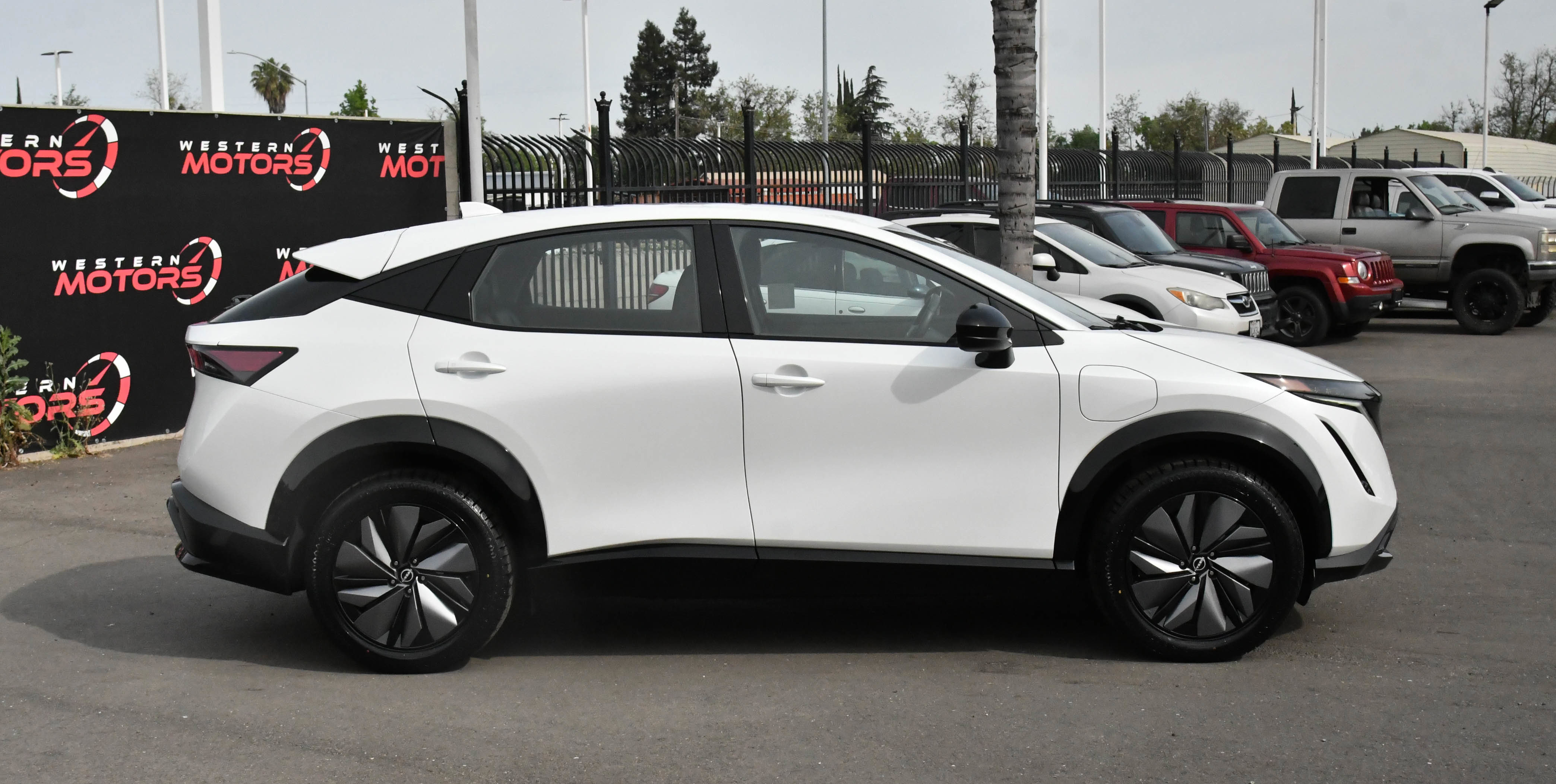 Used 2023 Nissan Ariya AWD image 9