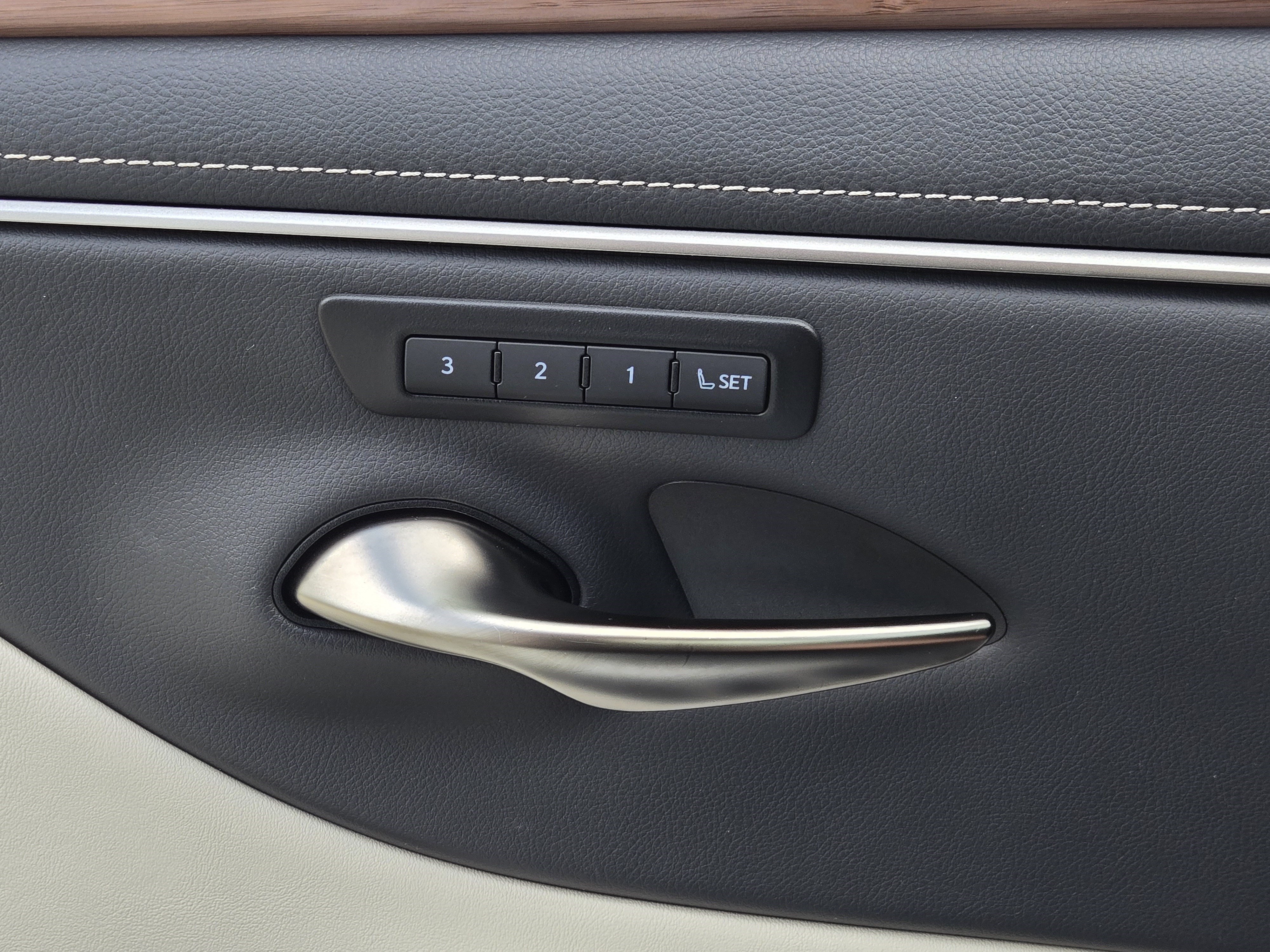 Used 2025 Lexus ES 350 w/ Premium Package FWD image 12