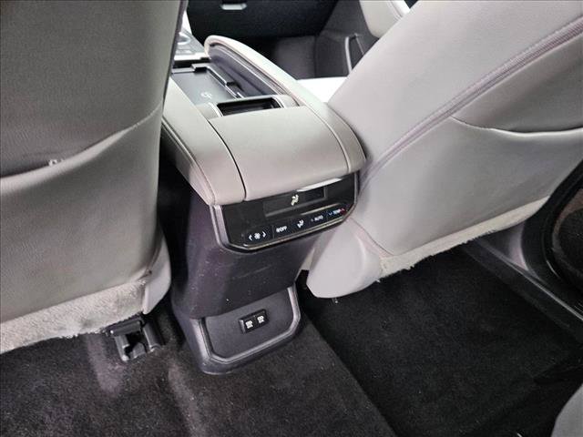 Used 2020 Toyota Highlander XLE AWD/4WD image 18