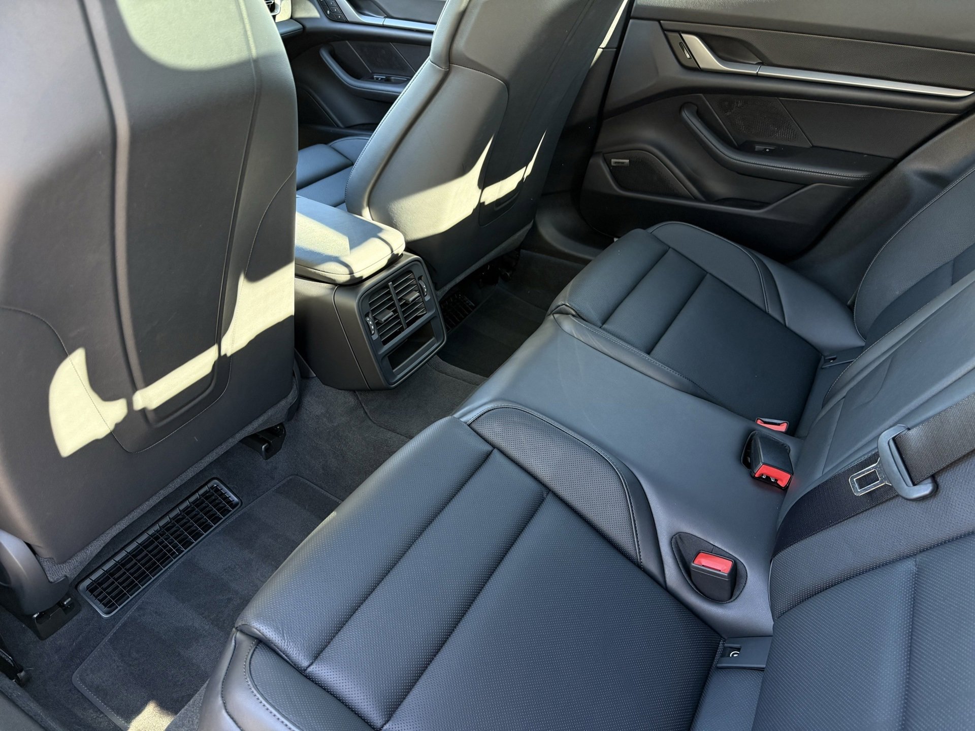 Used 2025 Porsche Taycan image 30