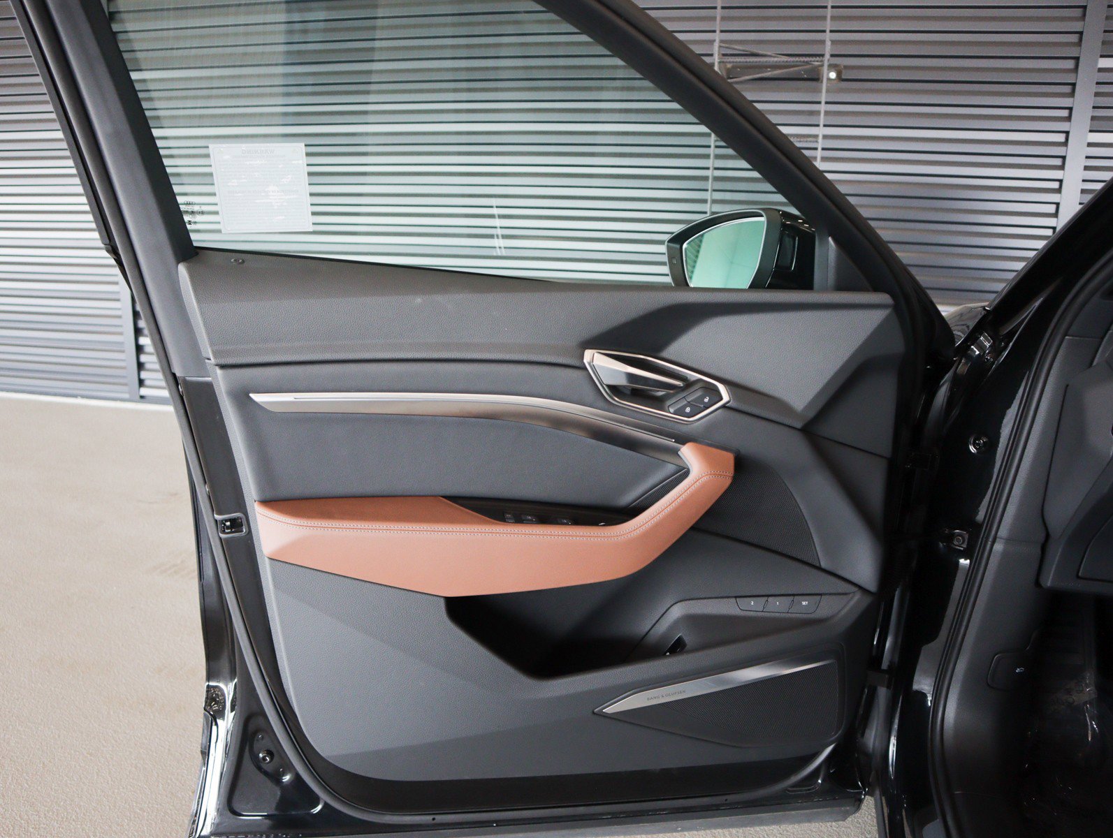 Used 2024 Audi Q8 e-tron Premium Plus w/ Premium Plus Package image 26