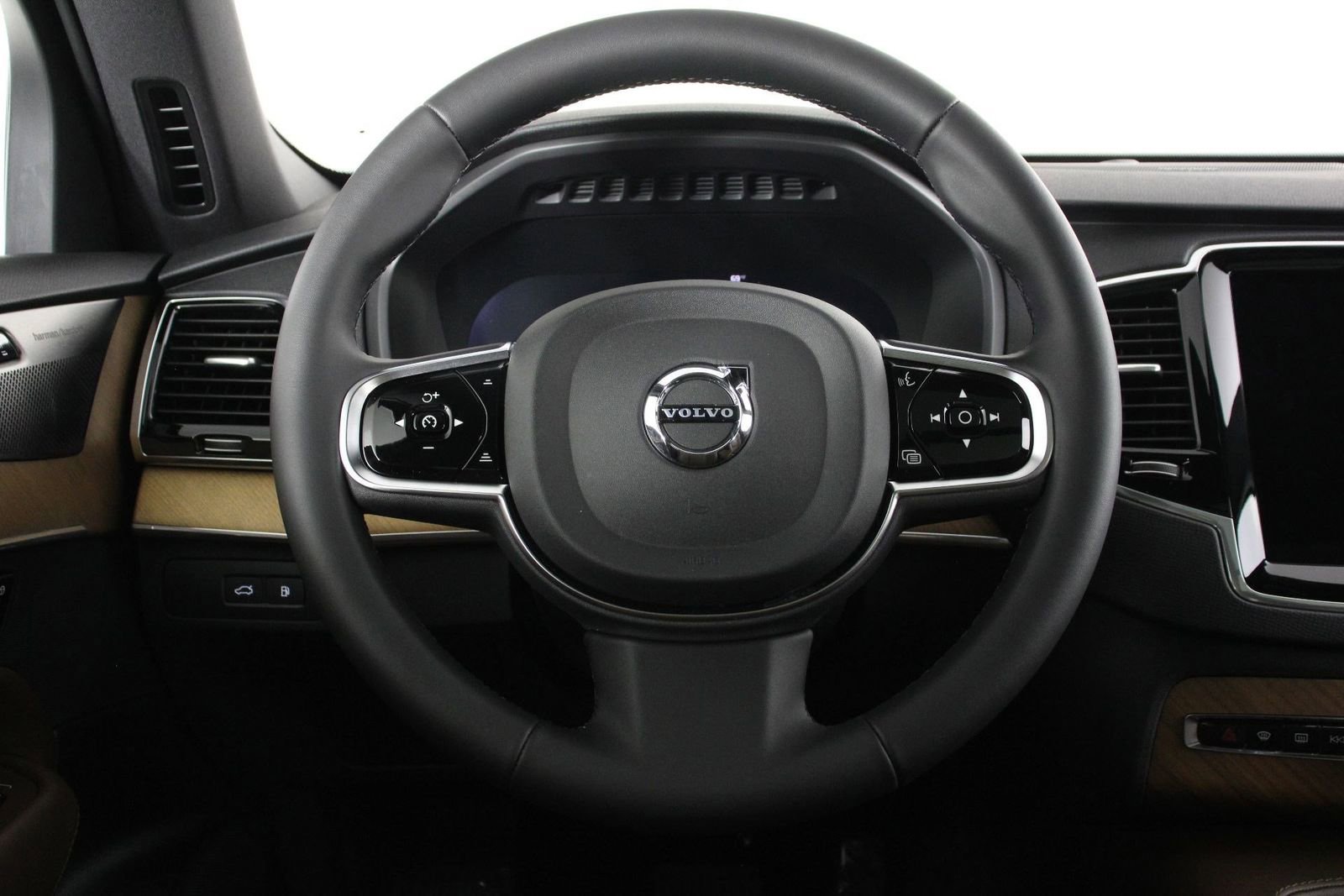 Certified 2024 Volvo XC90 T8 Plus w/ Protection Package Premier AWD/4WD image 8