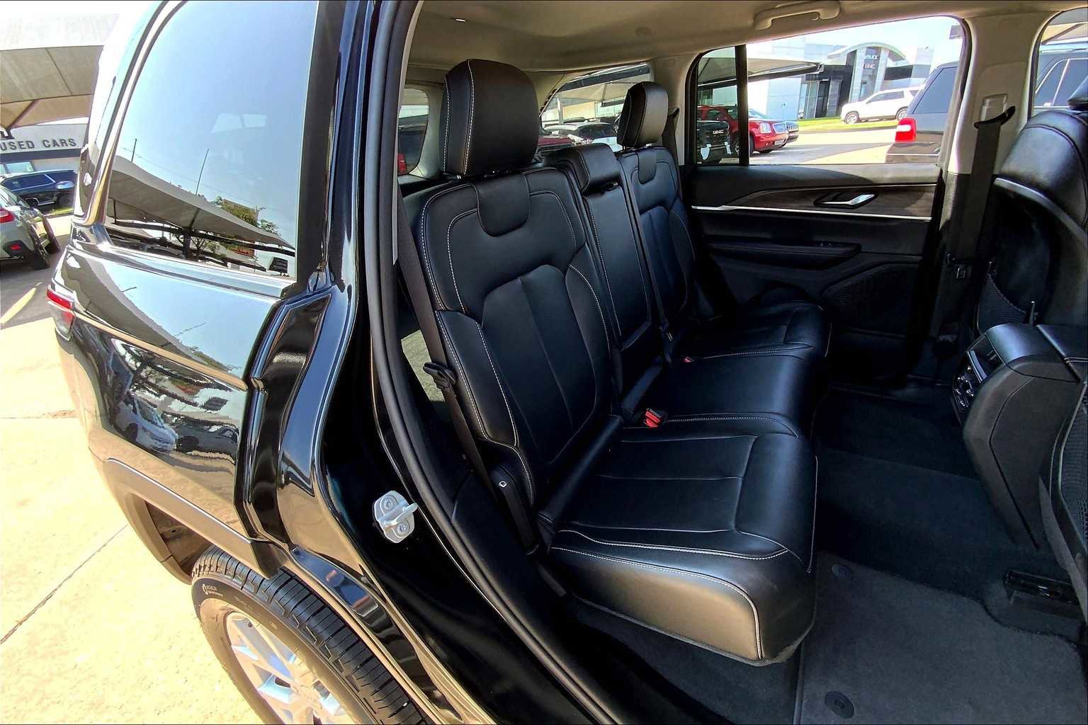 Used 2024 Jeep Grand Cherokee Limited image 17