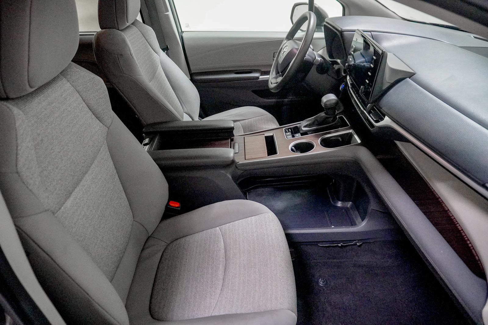 Used 2024 Toyota Sienna LE FWD image 30