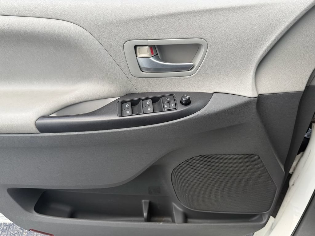 Used 2015 Toyota Sienna LE FWD image 28