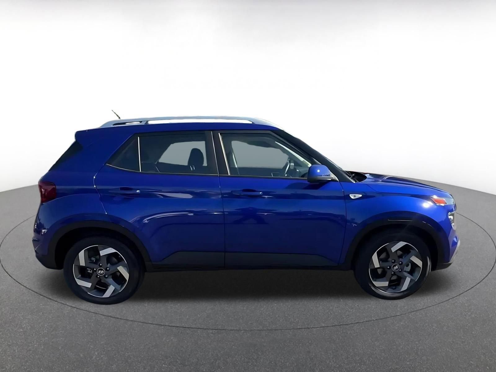 Used 2025 Hyundai Venue SEL image 16