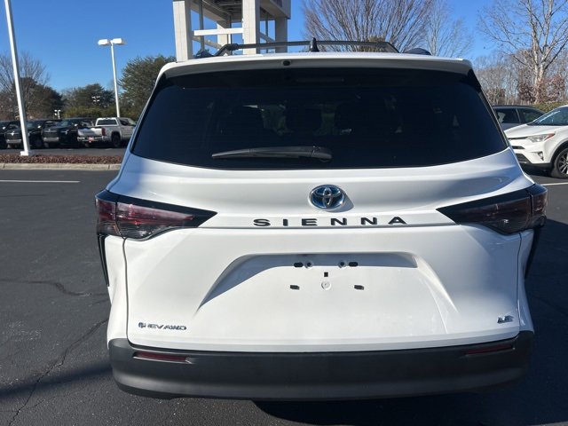 Used 2025 Toyota Sienna LE image 6