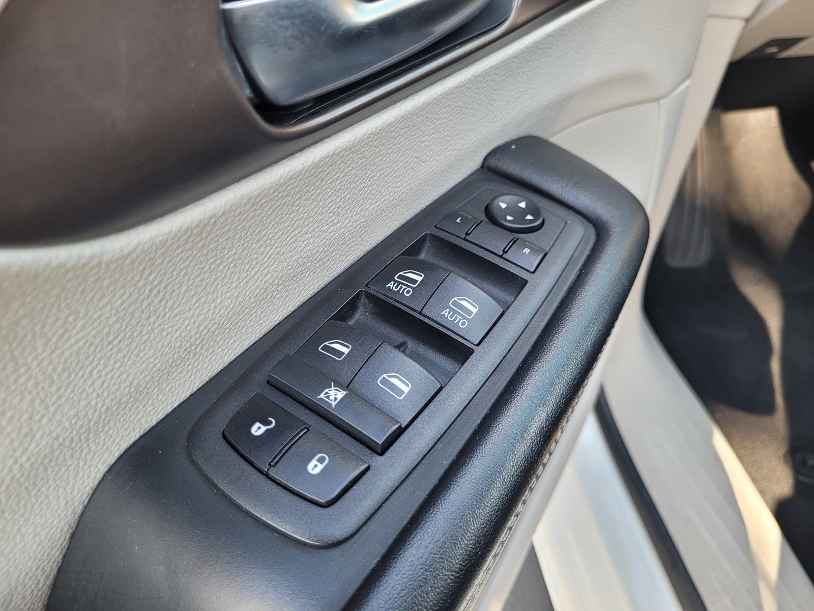 Used 2023 Chrysler Voyager LX image 26