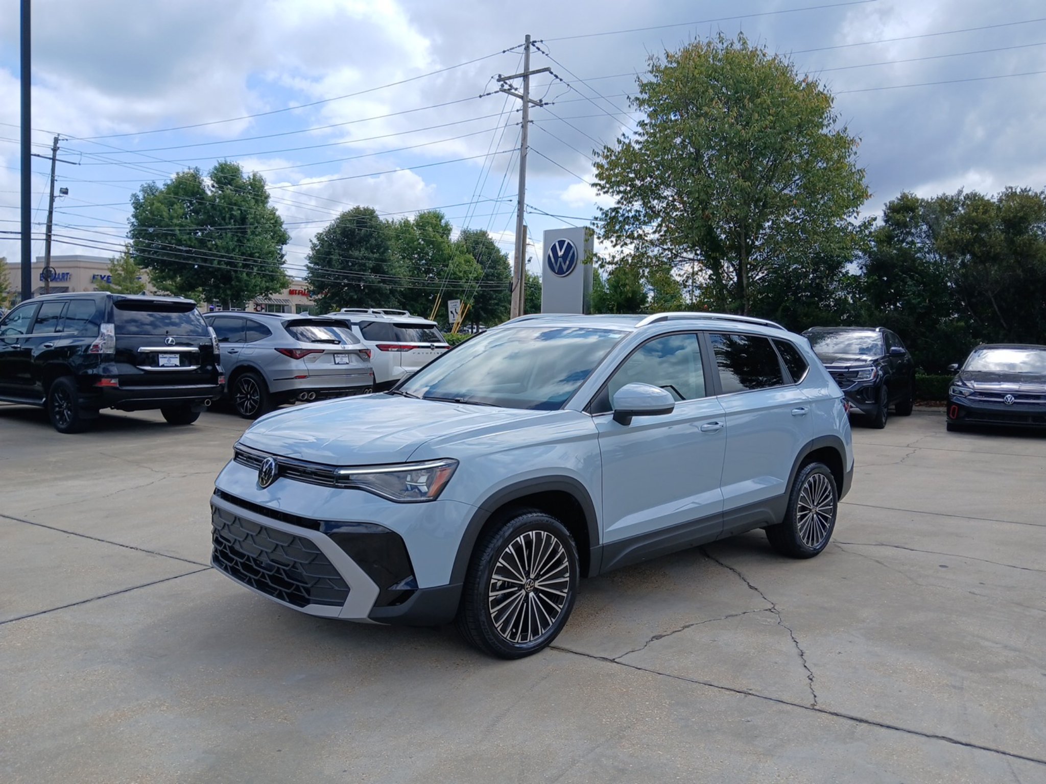 New 2027 Volkswagen Taos SE FWD image 3
