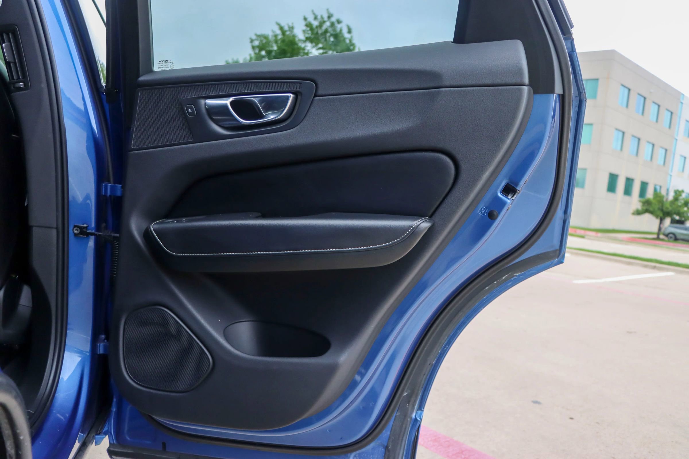 Used 2018 Volvo XC60 T6 R-Design w/ Convenience Package image 11