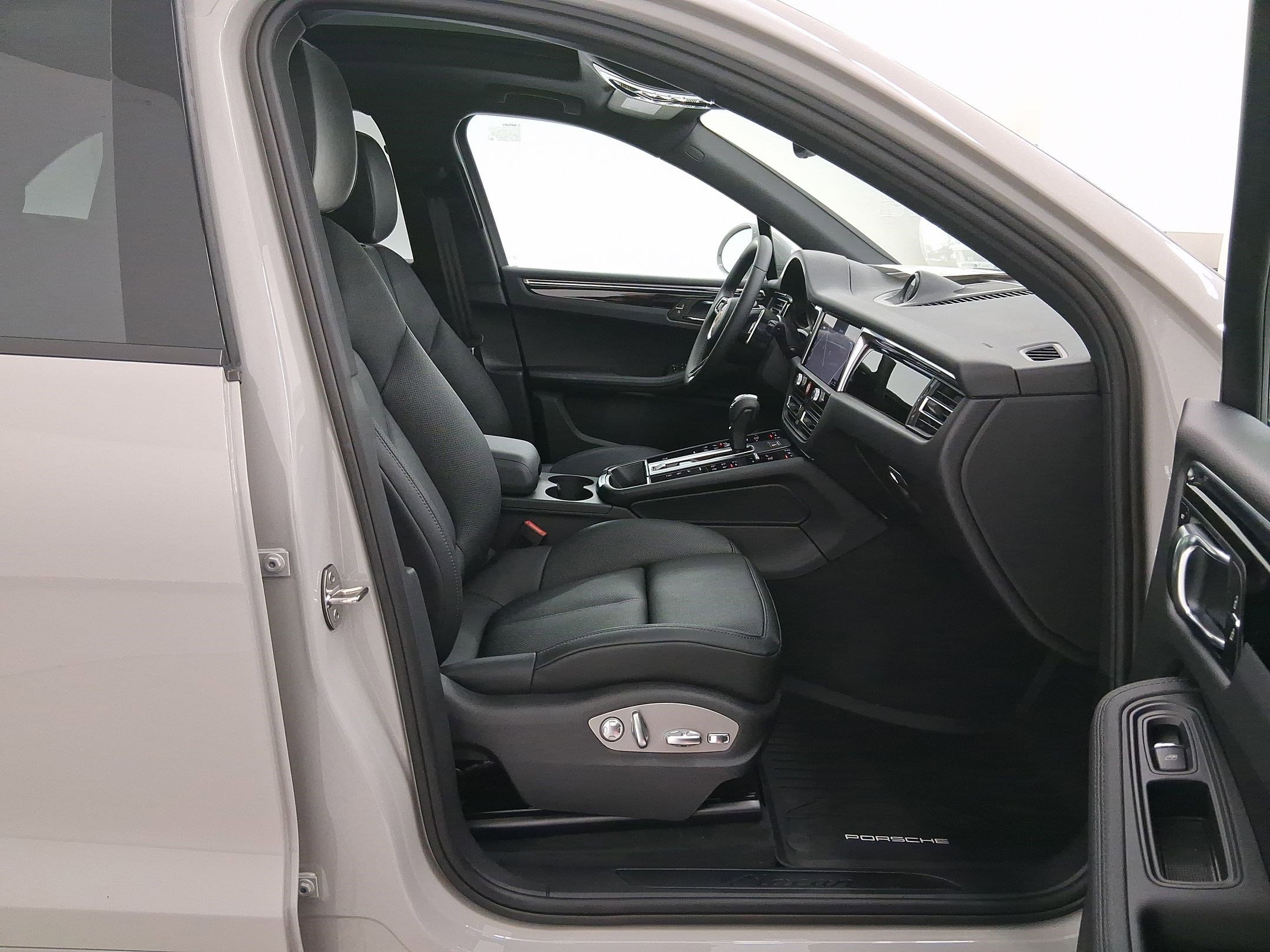 New 2026 Porsche Macan image 36