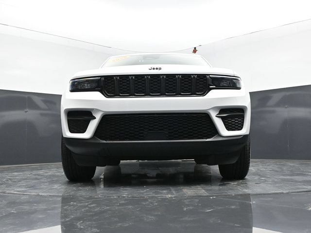 Used 2025 Jeep Grand Cherokee Altitude AWD/4WD image 48