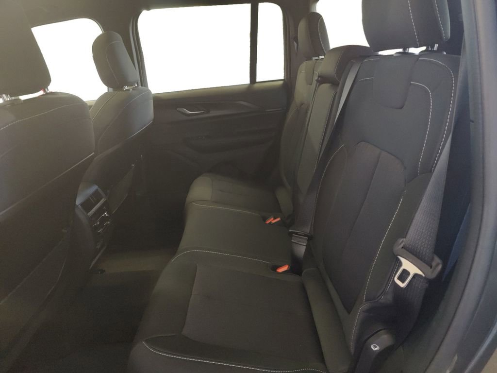 New 2025 Jeep Grand Cherokee Laredo w/ Luxury Tech Group I image 15