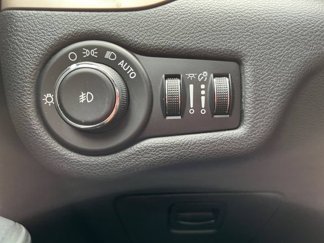 Used 2016 Jeep Cherokee Latitude FWD image 10