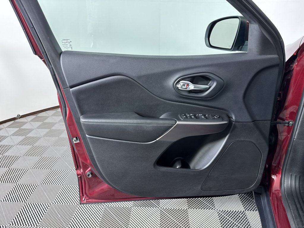 Used 2019 Jeep Cherokee Latitude w/ Cold Weather Group AWD/4WD image 24
